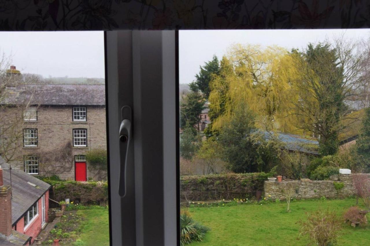 Charming 3-Bed Apartment In Talgarth Powys Brecon Bagian luar foto